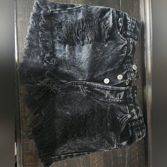 Brandy Melville Jean Shorts - Picture 4 of 4